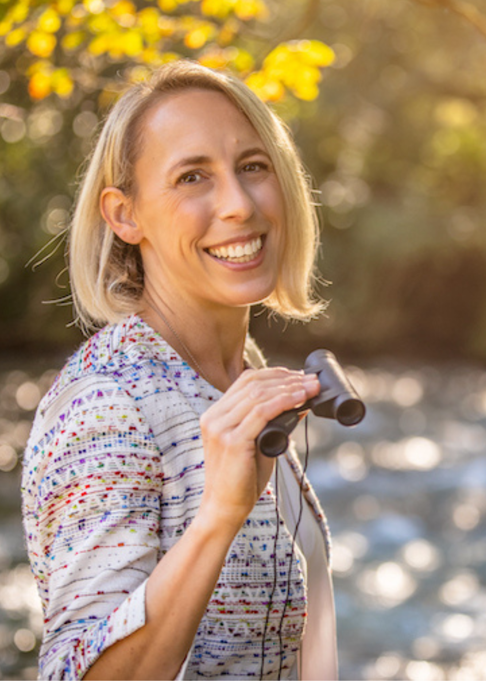 Sandra Leu Porträt mit Fernglas in der Hand